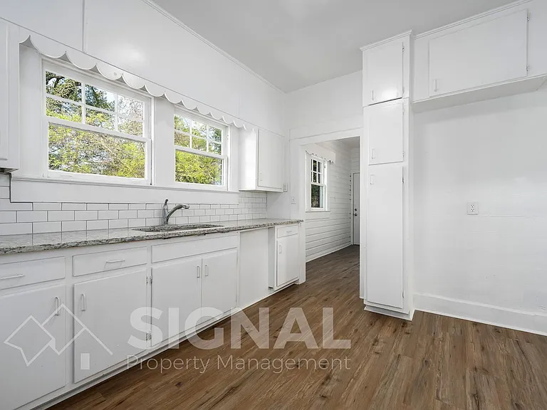 1526 42nd St — Photo 13