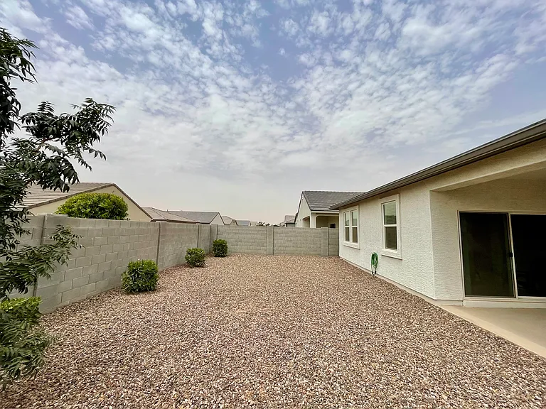 18563 W Desert Hollow Dr — Photo 28