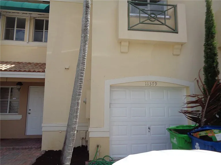 11379 NW 34th Pl — Photo 2