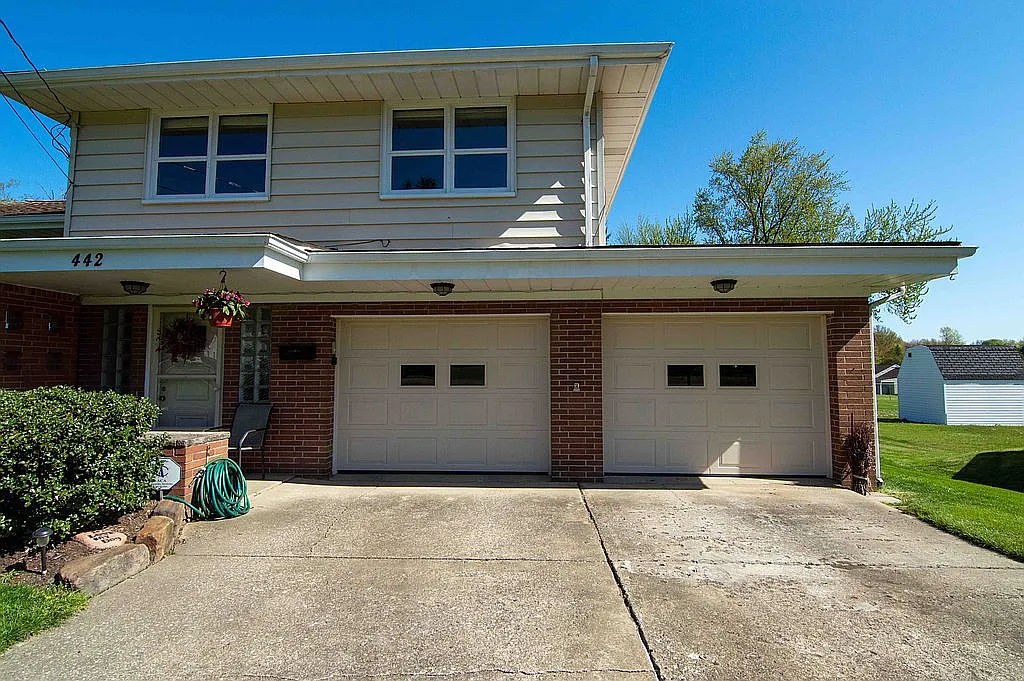 442 Richards Dr photo 1