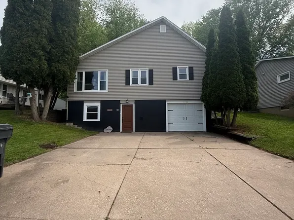 1125 Briarcliff Ln, Clinton, IA 52732