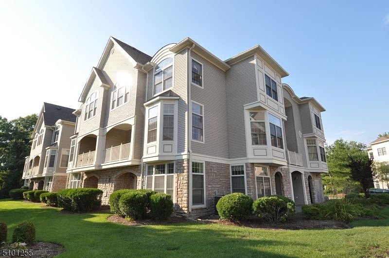 1st image of 103 Crown Ct #103
