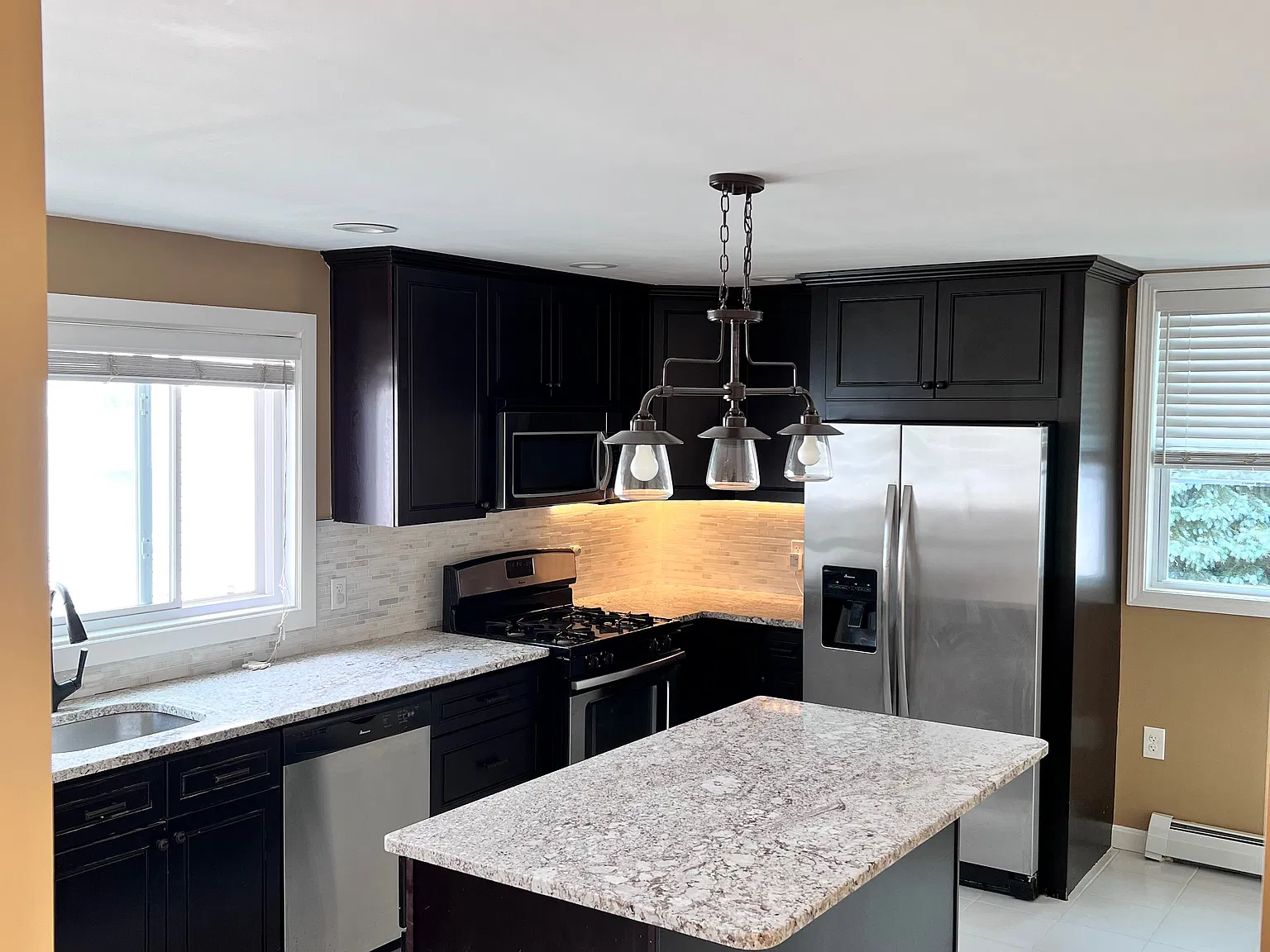 5 bed, 2.5 bath, 2200 sqft, $5,200 — Photo 2