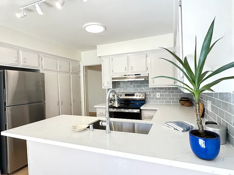 Sherman Oaks Apartments — Photo 7