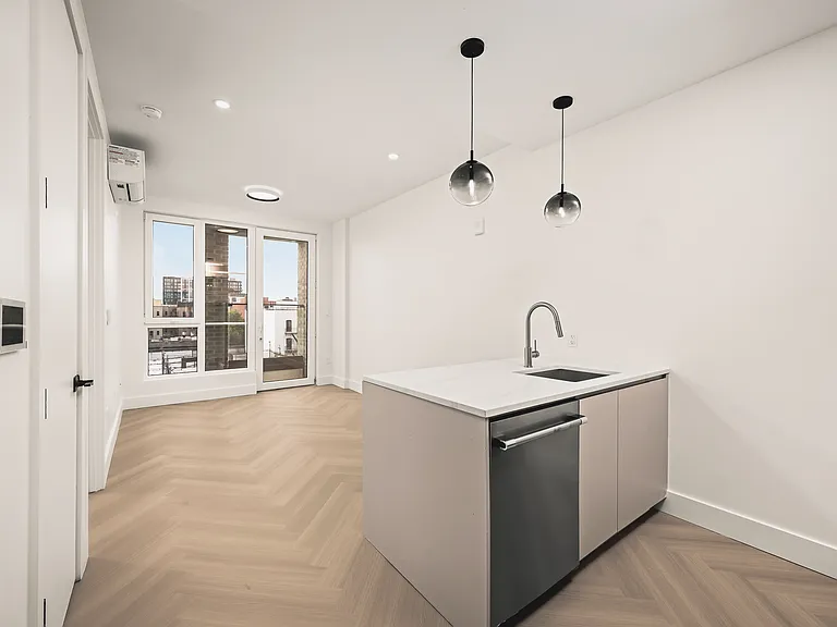 34-16 38th St #723 — Photo 4
