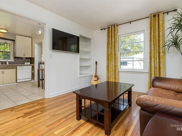 2228 W Frederic St — Photo 4