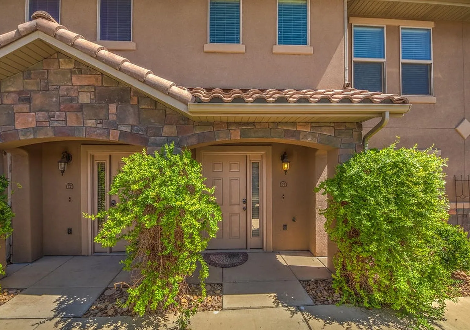 Beautiful townhome near little valley — Photo 1