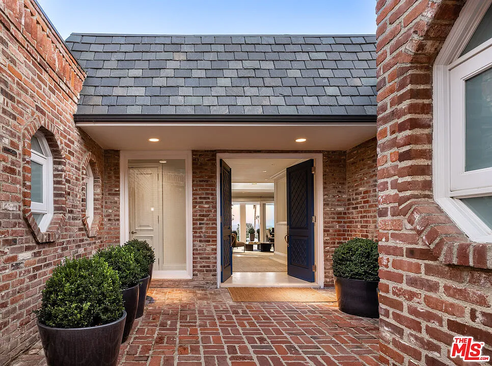 5 bed, 7.0 bath, 5577 sqft, $60,000 — Photo 3