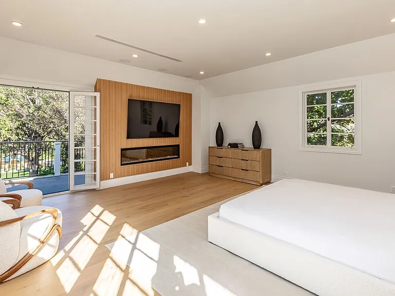 702 N Beverly Dr — Photo 25