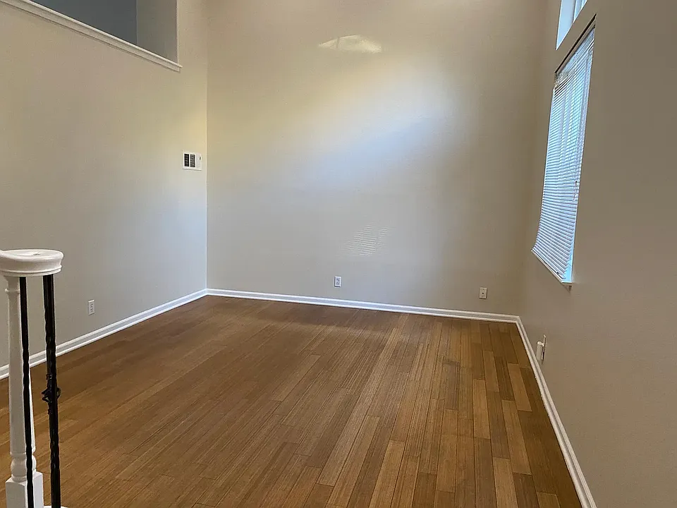 Living Room/Entry