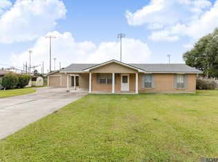 823 Oaks Ave, Port Allen, LA 70767
