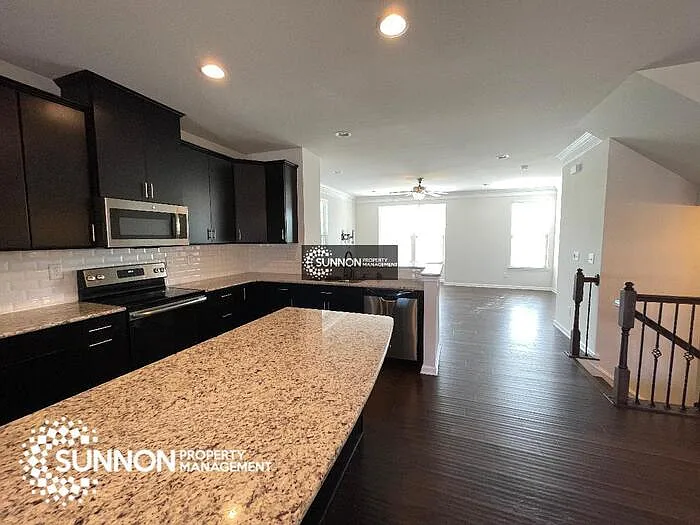 3 bed, 4.0 bath, 2344 sqft, $2,350 — Photo 2