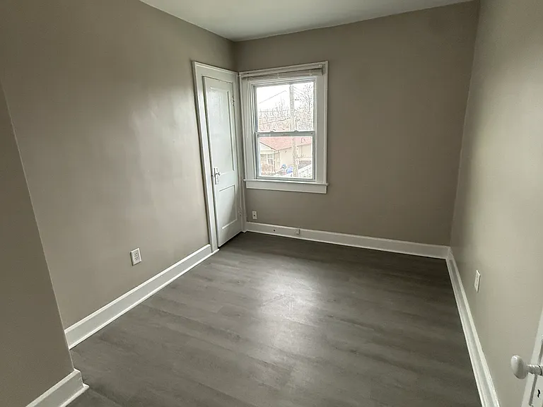 445 W 25th St — Photo 32