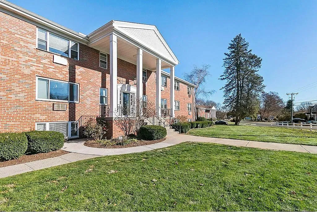 340 Regency Park Dr — Photo 2