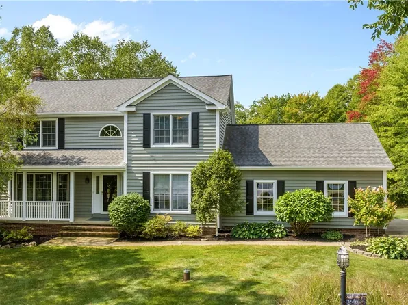 240 Greenview Dr, Aurora, OH 44202