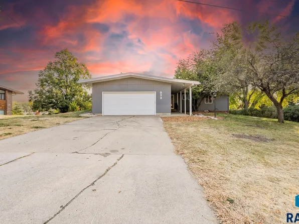 930 N College St, Canton, SD 57013