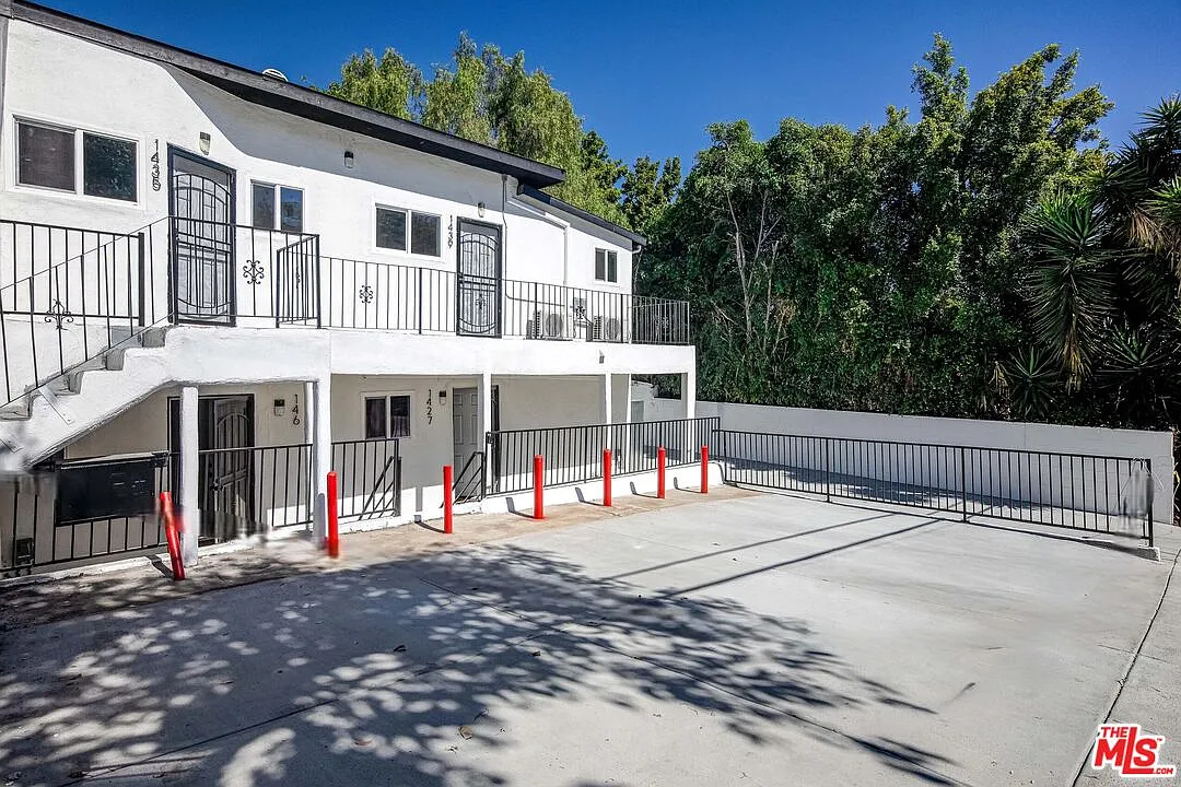 2 bed, 1.0 bath, 995 sqft, $2,400 — Photo 1