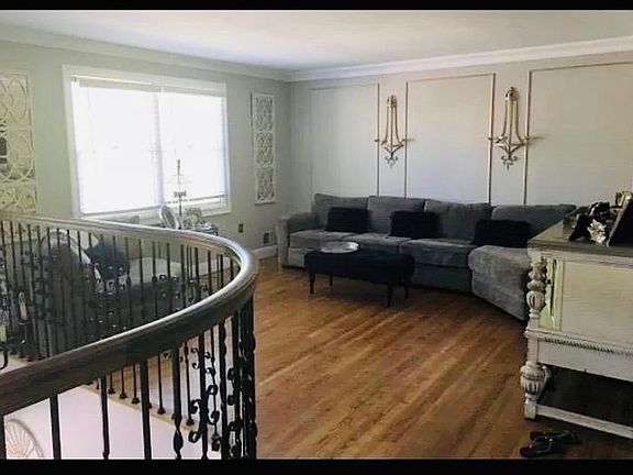 3rd image of 532 Lamont Ave