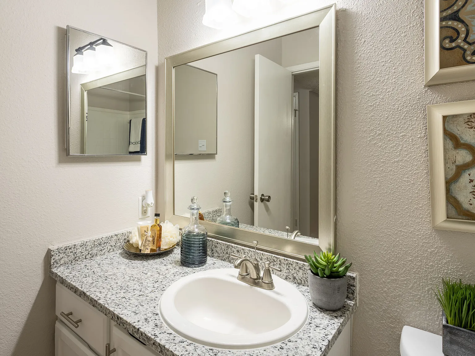 AUBRY HILLS APARTMENTS — Photo 2