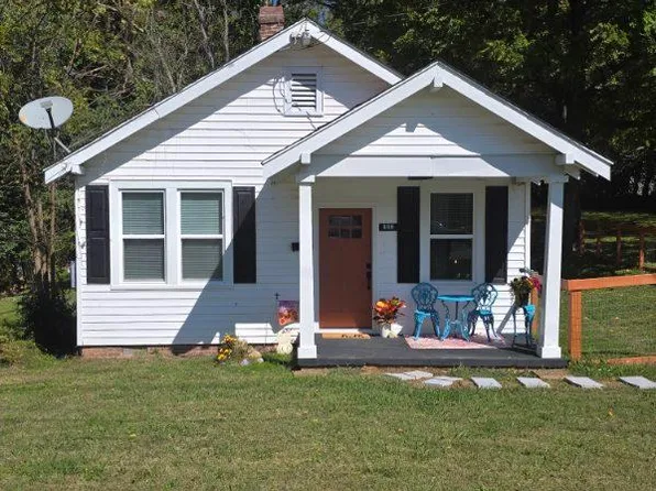 806 E 3rd St, Farmville, VA 23901