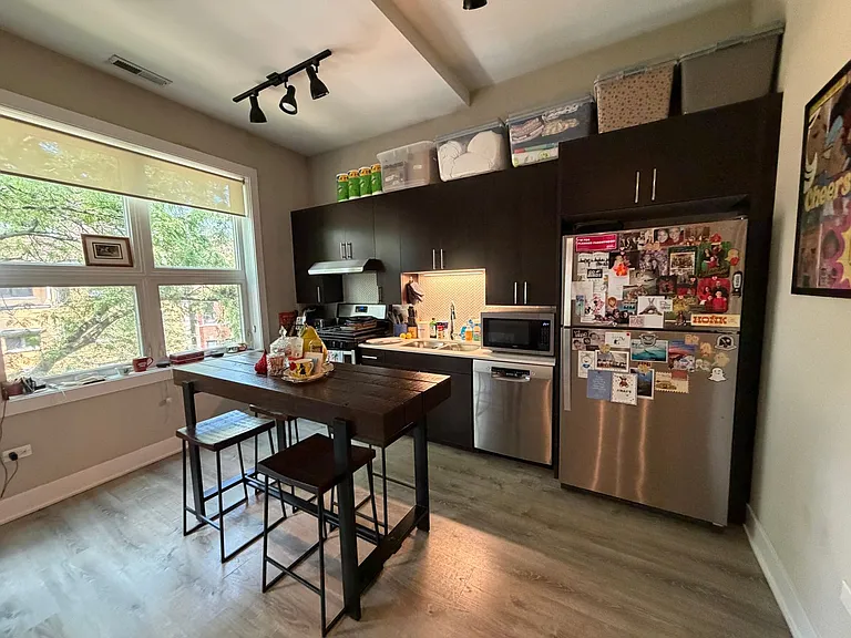 933 W Belle Plaine Ave — Photo 3