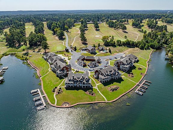 2nd image of 140 NE Silver Birch Ln