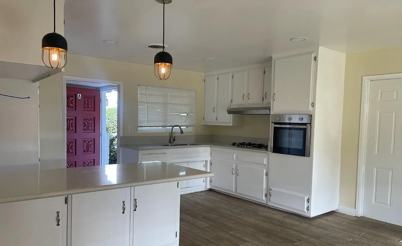 2723 Noble Ave — Photo 3