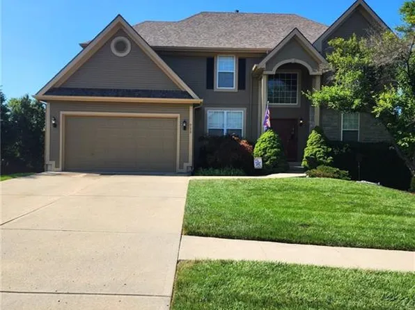 713 Rock Creek Dr, Lansing, KS 66043