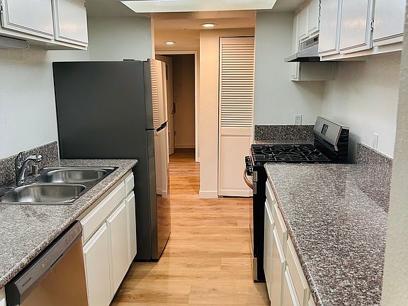 5th image of 731 S Detroit St APT 204