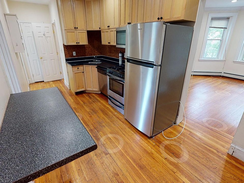 1st image of 73 Thatcher St #18