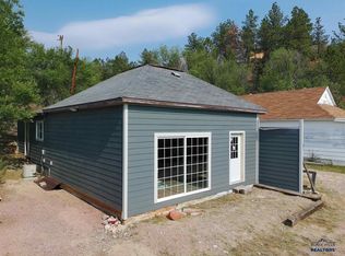 141 S 4th St, Hot Springs, SD 57747