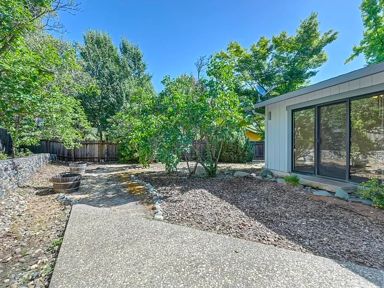 1545 Wimbledon Dr — Photo 2