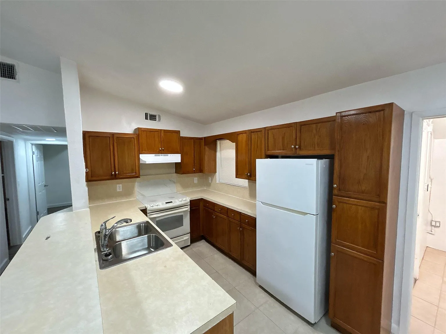 2 bed, 1.0 bath, 1153 sqft, $2,400 — Photo 1