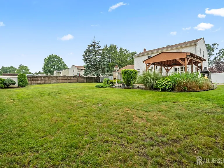 16 London Dr — Photo 35