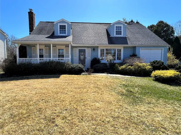 6 Pear Court, Saint James, NY 11780