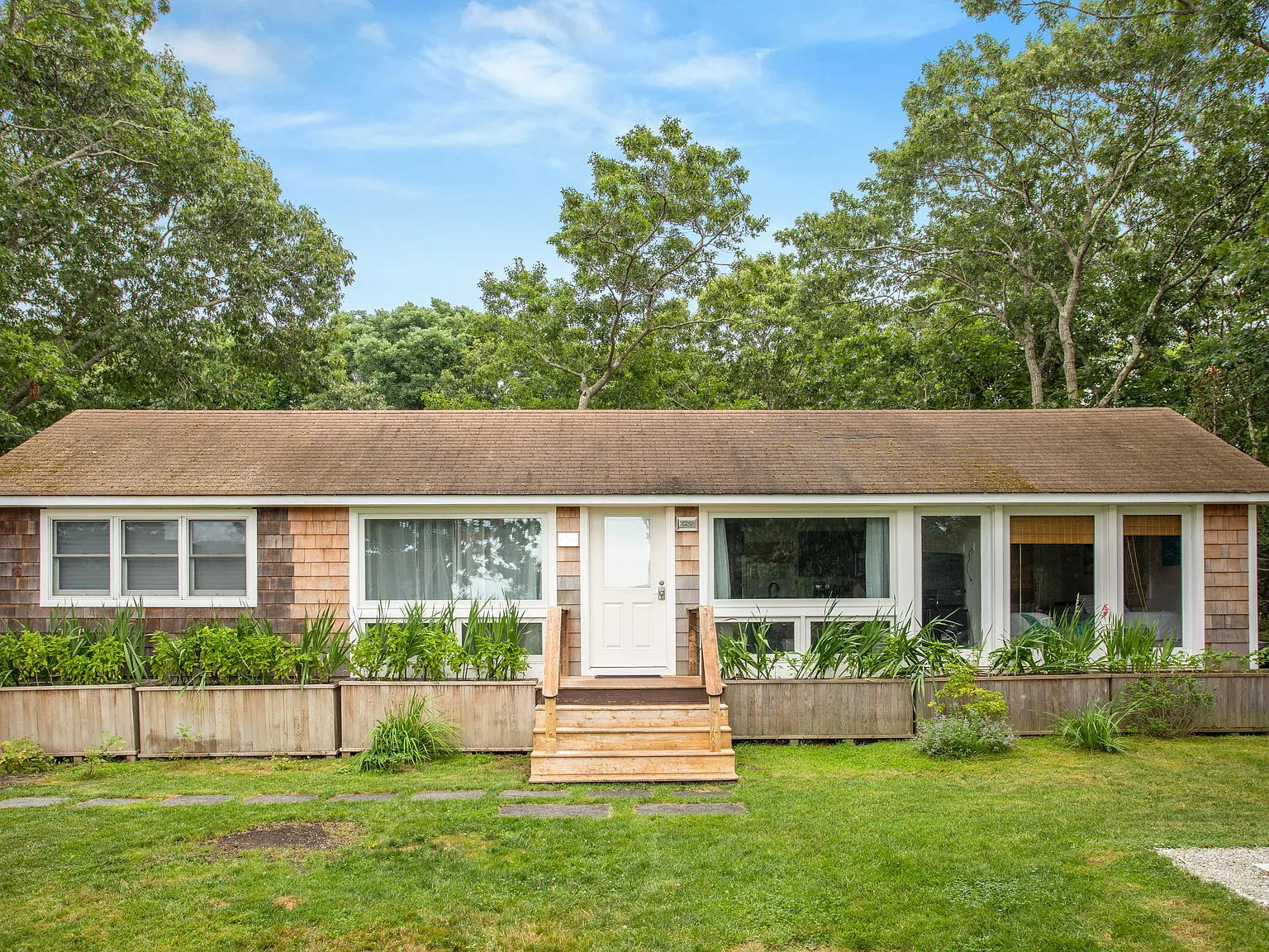 3-Cottage Compound on Gardiners Bay — Photo 2