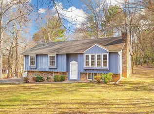 161 Foxhall Rd, Mills River, NC 28759