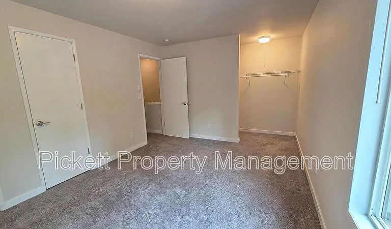 354 NW Edvard St #E — Photo 20