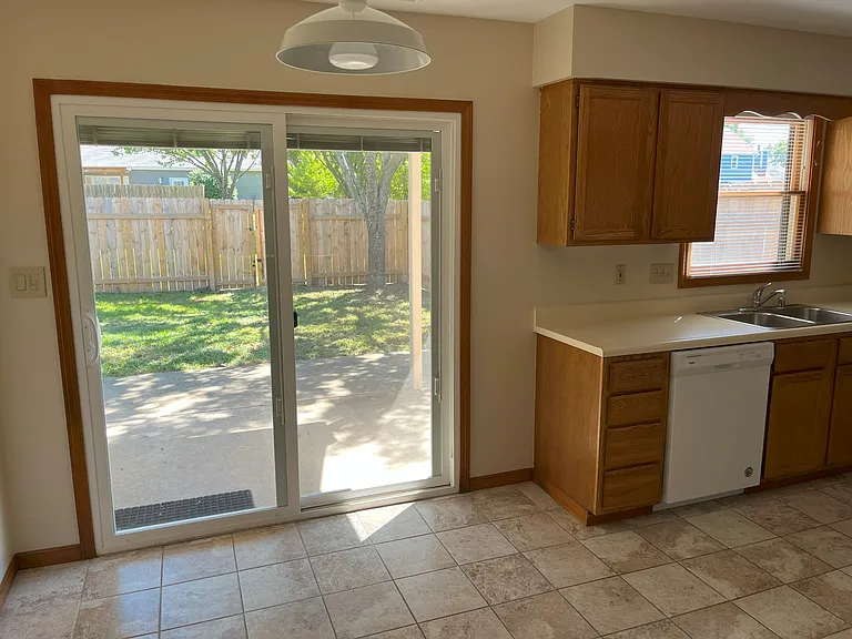 320 Eldridge Ln — Photo 5