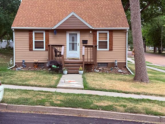 2nd image of 212 E 8th St