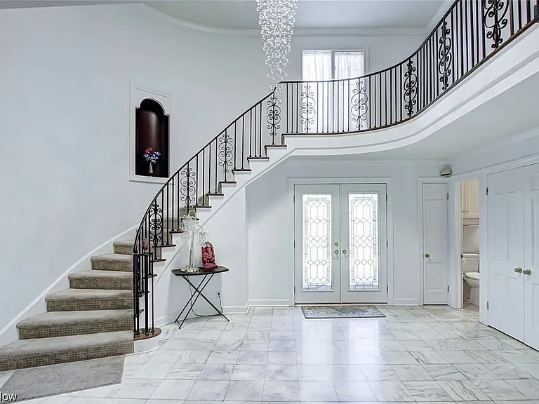 18220 Parkland Dr — Photo 18