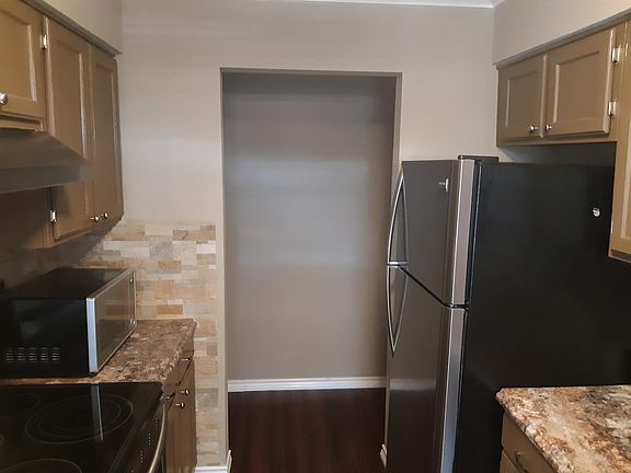 2nd image of 817 Woodland Ct