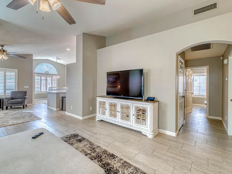 3145 E Desert Ln — Photo 7