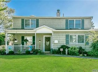 34 Drake Ln, Levittown, NY 11756