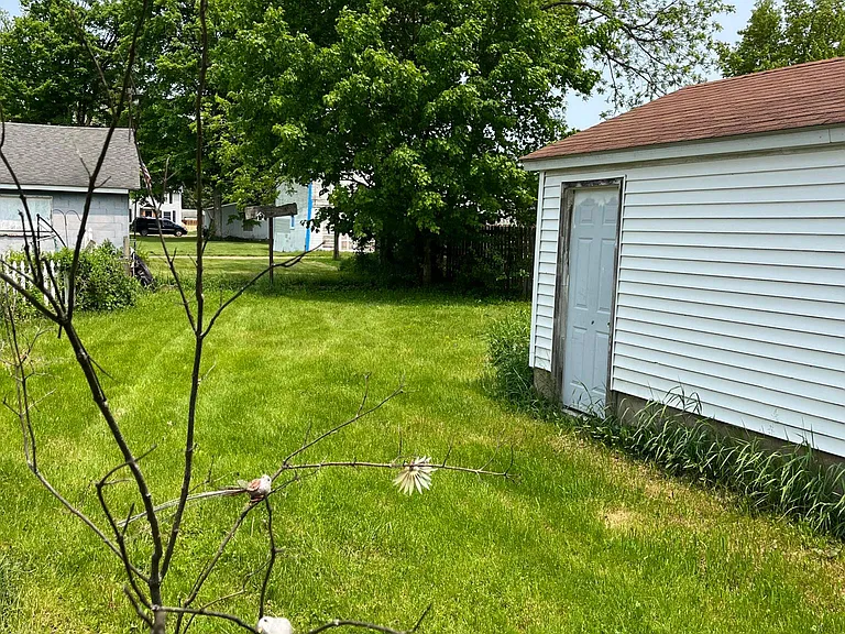 212 W Maple St — Photo 17