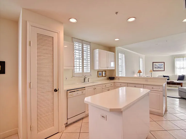 940 Turtle Cove Ln #210 — Photo 8