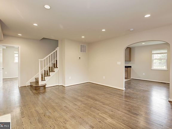 4th image of 426 N Oakland St