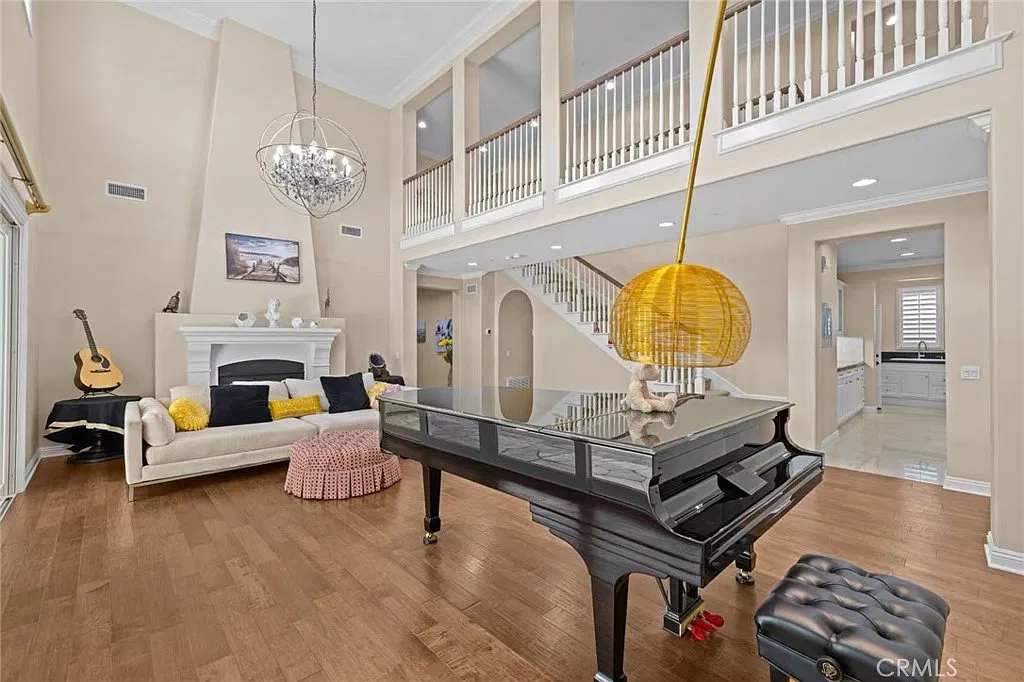 5 bed, 5.5 bath, 5011 sqft, $9,688 — Photo 3
