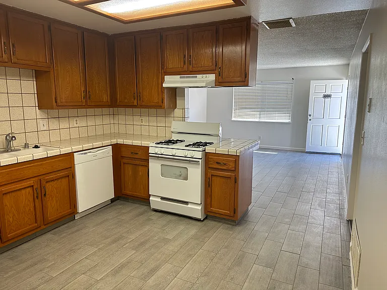 929 Perdew Ave — Photo 4