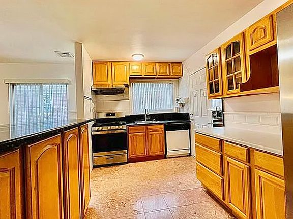 5th image of 56-40 E Hampton Blvd #1